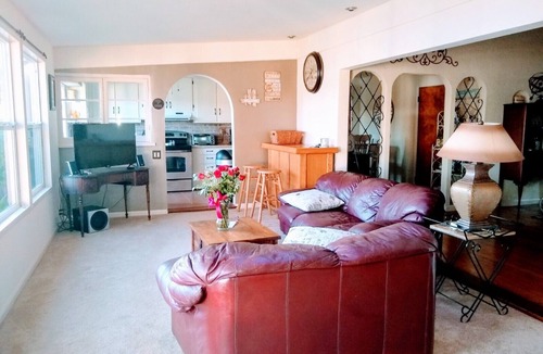 Clear Lake House | STUNNING Lakefront, Huge DOCK,2 Kayaks, Sleep 8, Prime fishing spot