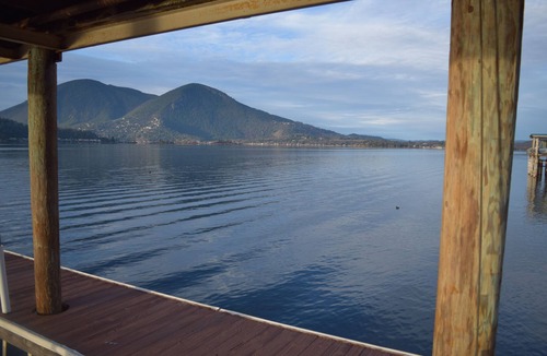 Clear Lake House | STUNNING Lakefront, Huge DOCK,2 Kayaks, Sleep 8, Prime fishing spot
