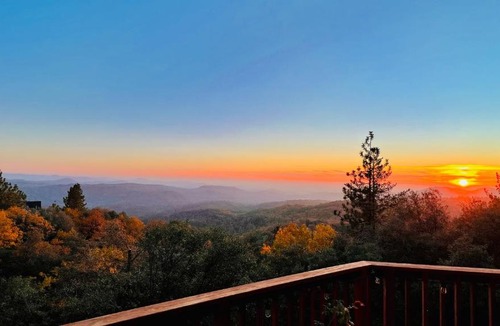 Phoenix Lake-Cedar Ridge Ski Chalet | Stunning Log Cabin with Great Views, Firepit, Deck near Twain Hart