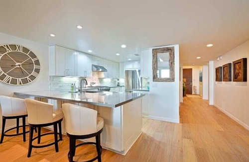 Beach Barber Tract Apartment | Stunning Oceanfront Getaway at Windansea Beach
