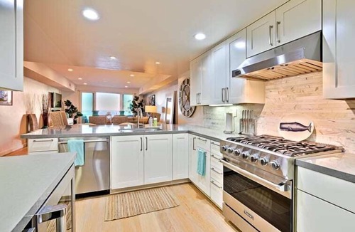 Beach Barber Tract Apartment | Stunning Oceanfront Getaway at Windansea Beach