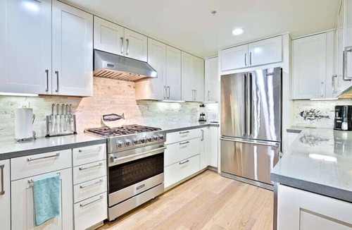 Beach Barber Tract Apartment | Stunning Oceanfront Getaway at Windansea Beach