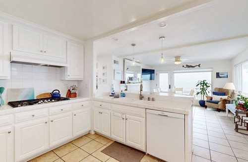Mussel Shoals House | Stunning oceanfront view in every room, steps to beach, 15 mins to Santa Barbara