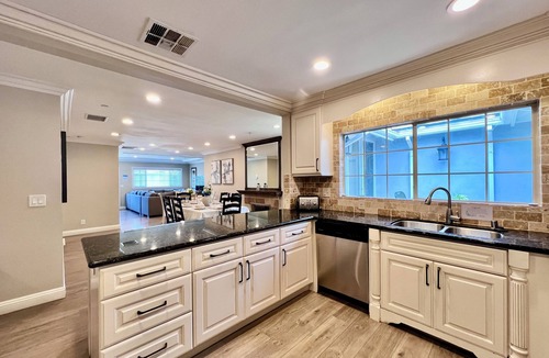 Northeast Anaheim House | Stunning Pool/Jac Home: 5 EnSuites & Game Room