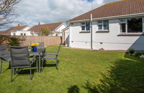 Croyde Bay House | Stunning private villa for 4 people with WIFI, TV, patio and parking