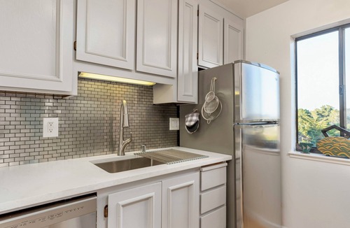 Mill Valley Condo | STUNNING SAN FRANCISCO VIEWS-A modern fully furnished 1 bedroom, Monthly Rental.