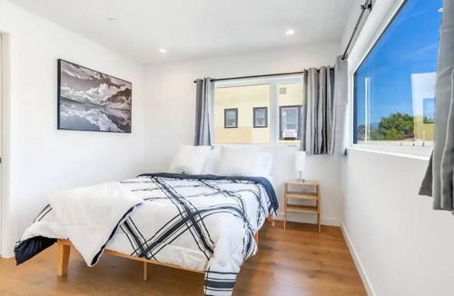 East Hollywood House | Stunning Tri-Level Townhome
