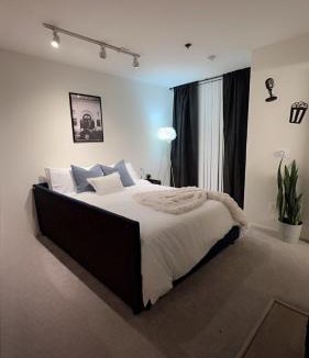 Los Feliz Apartment | Style, Peace, Comfort in N Hollywood Next to Burbank Free Indoor Parking and Wifi