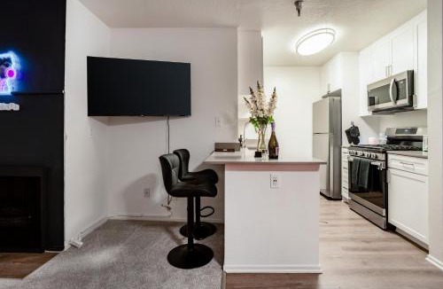 Los Feliz Apartment | Style, Peace, Comfort in N Hollywood Next to Burbank Free Indoor Parking and Wifi