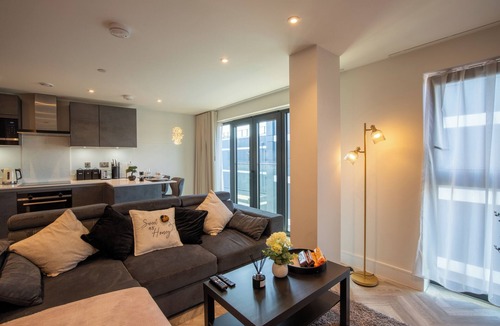 Barnet Apartment | Stylish 1BR Flat | 2-Min Walk to Tube | Sleeps 4 | Perfect London Stay