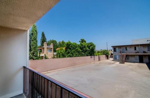 Van Nuys Apartment | Stylish 1BR Near Universal Studios with Parking