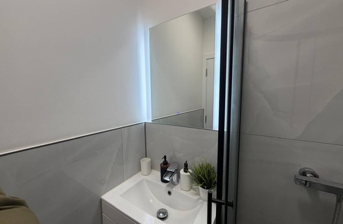 Streatham Apartment | Stylish 2 Bedroom Flat in Streatham with Garden | Close to Central London