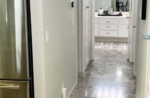 Valencia Condo | Stylish 2bd/2ba condo 4 miles from Six Flags! Sleeps 6