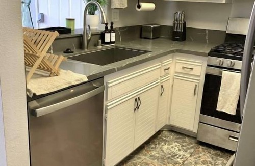 Valencia Condo | Stylish 2bd/2ba condo 4 miles from Six Flags! Sleeps 6