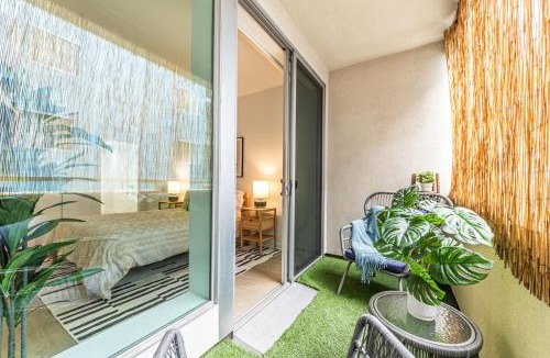 Downtown Apartment | Stylish 2BDR & 2BTH - 15 mins walk to the beach!