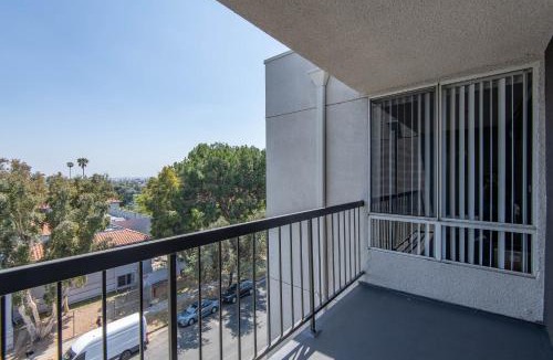 Hollywood Apartment | Stylish 2BR Apt with Rooftop Pool & Hollywood Views