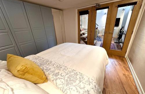 Bonnington Apartment | Stylish 2BR Central Edinburgh - Walk to Attraction