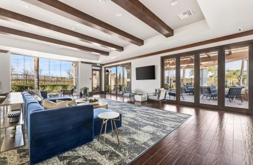 Valencia Apartment | Stylish 2BR Condo with Amenities Near Six Flags