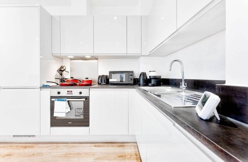 Barnt Green Apartment | Stylish 2BR Solihull Flat, Quick Train to NEC
