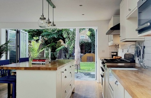 New Cross Apartment | Stylish 3-4 Bed Victorian Townhouse, Large Garden!