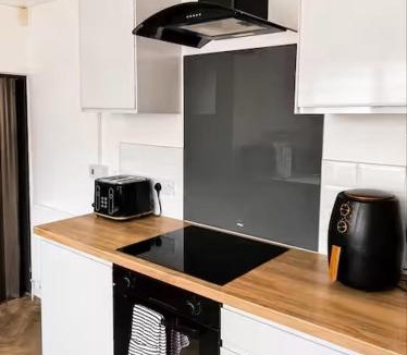 Smethwick House | Stylish 3-Bed Birmingham House with Parking, Best for Contractors, Near Local Shops, Cafés & Pubs
