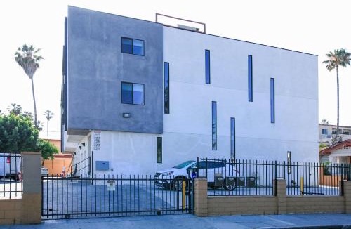 East Hollywood House | Stylish 3 BR/3BR family house
