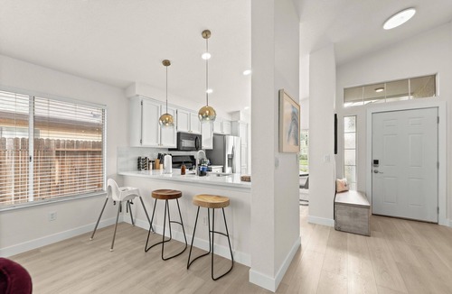 Elk Grove House | Stylish 3B2B SFH, King Bed, Fast Wi-Fi, Yard, Travel Crib, High Chair