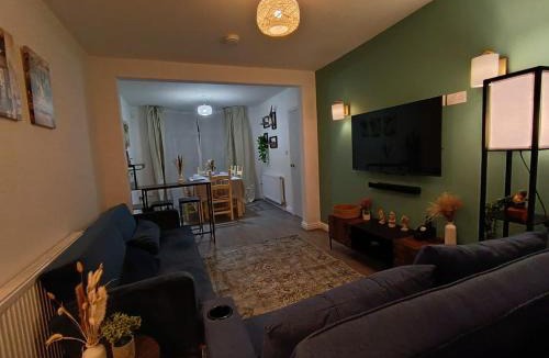 Olton House | Stylish 3BR Home Near NEC & Airport, Sleeps 6
