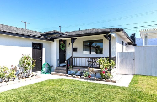 North Redondo House | Stylish 3BR Home - Sleeps 8 - Child & Pet Friendly - Beach, LAX, SoFi