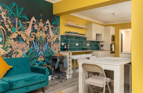 Dartford Apartment | Stylish 4-BR House with Beautiful Outdoor Space, Wi-Fi & Smart TVs