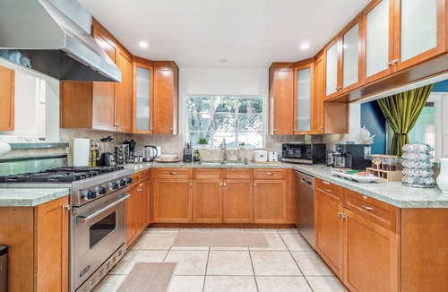 Hollywoodland House | Stylish 4BD 3BA Retreat near Hollywood Sign & Walk of Fame