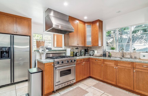 Hollywoodland House | Stylish 4BD 3BA Retreat near Hollywood Sign & Walk of Fame