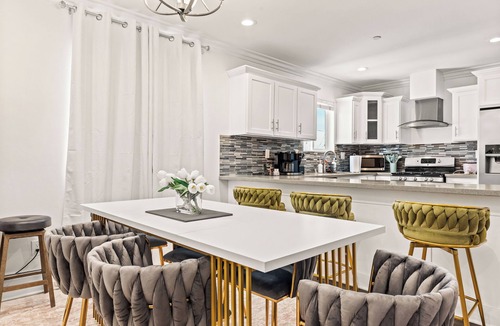 Los Angeles House | Stylish 4BR in the Heart of LA - New Listing - Discounted Rate + Free Parking