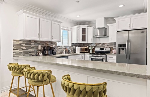 Los Angeles House | Stylish 4BR in the Heart of LA - New Listing - Discounted Rate + Free Parking