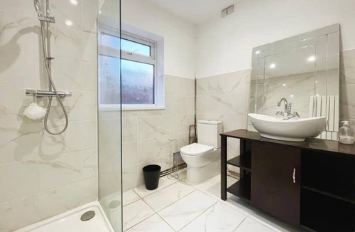 Oadby House | Stylish 5-Bedroom House Near DMU, LRI & City Centre