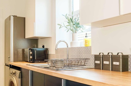 Cradley Heath House | Stylish 5Bed Birmingham Home - Sleeps 9 - Parking