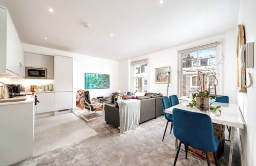 Redcliffe Apartment | Stylish and spacious 5-bedroom, 3-bathroom home in Earl’s Court/Chelsea, just an 8-minute walk to the tube. Surrounded by cafés, shops, and attractions, with excellent transport links — ideal for families or groups exploring Central London.
