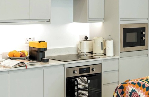 Redcliffe Apartment | Stylish and spacious 5-bedroom, 3-bathroom home in Earl’s Court/Chelsea, just an 8-minute walk to the tube. Surrounded by cafés, shops, and attractions, with excellent transport links — ideal for families or groups exploring Central London.