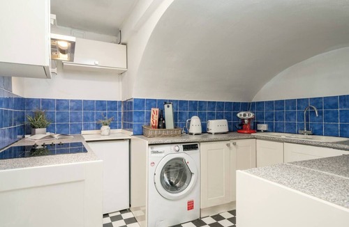 Redcliffe Apartment | Stylish and spacious 2BR Apt in the heart of Chelsea with a rare private courtyard, bright living areas, and great transport links. Just a short walk to King’s Road, Earl’s Court, and South Kensington. Ideal for families, couples, or professionals.