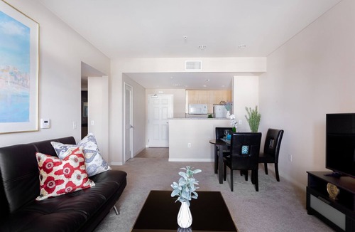 Old Pasadena Apartment | Stylish Apartment/Great Location/WiFi/Self Check In-Out/High Cleanliness Stdrs!