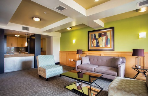 Old Pasadena Apartment | Stylish Apartment/Great Location/WiFi/Self Check In-Out/High Cleanliness Stdrs!