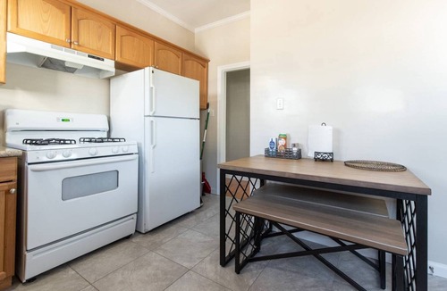 South Arroyo Apartment | Stylish Apt close to Old Town and Rose Bowl
