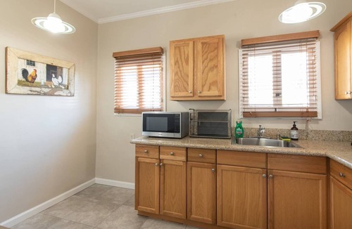 South Arroyo Apartment | Stylish Apt close to Old Town and Rose Bowl