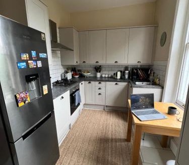 Lee Green House | Stylish Bright Double Room with Fast Wi-Fi, 17 min to Central London, Free Parking, Easy Access to O2, Canary Wharf, Gatwick and Luton Airports and Stansted Airport