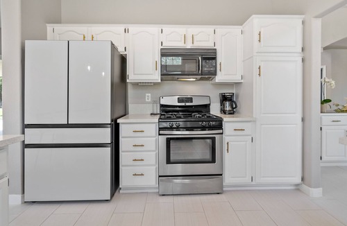 Lancaster House | Stylish & Bright ~ Huge Backyard ~ King Beds ~ Pkg