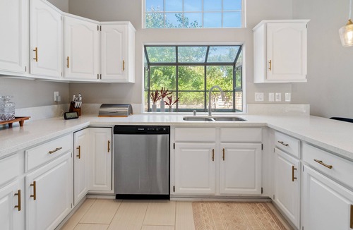 Lancaster House | Stylish & Bright ~ Huge Backyard ~ King Beds ~ Pkg