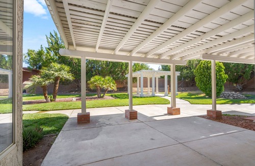 Lancaster House | Stylish & Bright ~ Huge Backyard ~ King Beds ~ Pkg