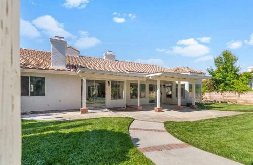 Lancaster House | Stylish & Bright ~ Huge Backyard ~ King Beds ~ Pkg