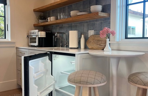El Segundo House | Stylish & Bright Beach Oasis! Newly built, private suite, 7 blocks to the beach!