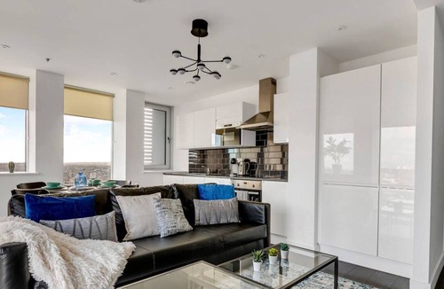 Collier's Wood Apartment | Stylish City Views Near Station